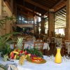 Ristorante con tavoli apparecchiati e piatto di frutta.