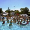 Persone fanno acquagym in piscina.