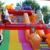 Scivolo gonfiabile colorato con bambini che giocano.