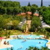 Vista dall'alto di una piscina con lago sullo sfondo.