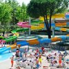 Scivoli d'acqua in un parco acquatico affollato.