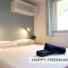 Letto matrimoniale con asciugamani blu.