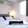 Letto matrimoniale con asciugamani blu.
