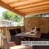 Terrazza con tavolo in legno e sedie.