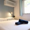 Letto matrimoniale con asciugamani blu sopra.