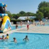 Area giochi acquatica con scivolo per bambini.