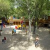 Parco giochi all'aperto con strutture in legno.