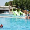 Piscina all'aperto con scivoli e bagnanti.