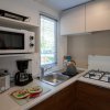 Cucina compatta con microonde e fornelli a gas.