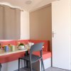 Interno moderno con angolo colazione e tavolo apparecchiato.