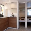 Cucina moderna con camera da letto adiacente.