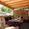 Veranda con tavolo, sedie e snack.