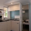 Cucina piccola con microonde e piano cottura.
