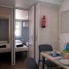 Tavolo da pranzo vicino alla camera da letto.