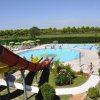 Piscine con scivoli e ombrelloni verdi.