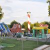 Parco giochi con gonfiabili colorati.