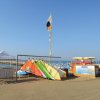 Spiaggia con attrezzature per sport acquatici colorate.