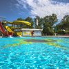 Scivoli d'acqua colorati su una piscina.