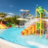 Parco acquatico con scivoli e area giochi in piscina.