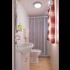 Bagno con lavabo, WC e tenda a righe.