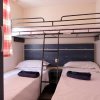 Camera con due letti singoli e letto a castello.