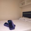 Una stanza con letto matrimoniale e asciugamani blu sopra.
