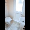 Bagno con WC e lavabo.