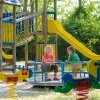 Bambini giocano in un parco giochi.