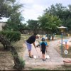 Due persone giocano a minigolf in un parco.