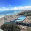 Vista aerea di una piscina vicino al mare.