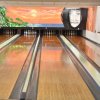 Piste da bowling lucide con muro dipinto.