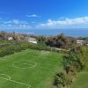 Campo da calcio con vista mare.
