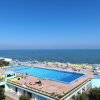 Piscina e spiaggia vista dall'alto.