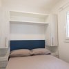 Camera con letto matrimoniale e finestra.