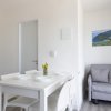 Sala da pranzo con divano e quadro.