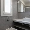 Bagno moderno con lavabo rettangolare e bidet.