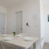 Tavolo da pranzo apparecchiato per quattro persone.