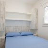Camera da letto con letto matrimoniale e due armadi.