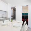 Cucina moderna con tavolo apparecchiato.