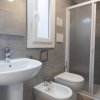 Bagno con doccia, lavabo e sanitari.