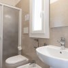 Bagno con doccia, lavabo e bidet.