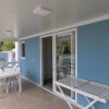 Veranda con tavolo bianco e stendibiancheria.
