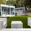 Giardino con mobili da esterno bianchi.