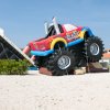 Un gonfiabile a forma di camion su un prato.