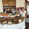 Gruppo di persone dietro un buffet di cibo.