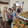 Tre persone davanti a un buffet di frutta.