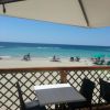 Tavolo con vista sulla spiaggia e mare azzurro.