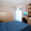 Stanza d'hotel con letto matrimoniale e scrivania.