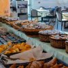 Buffet colazione con dolci e pane.