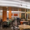 Sala ristorante con tavoli e sedie.